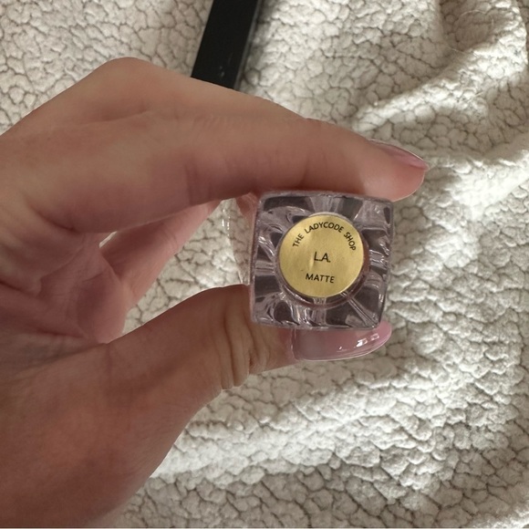 THE Lady Code Shop Lipgloss in LA Matte - Picture 2 of 2